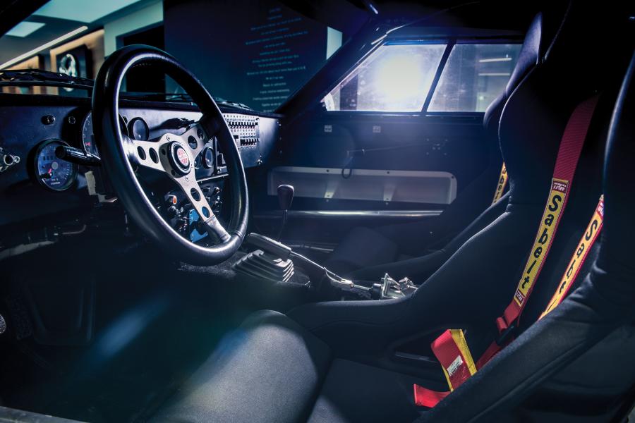 Интерьер Mazda RX-7 Evo Group B 1985 года  (фото 18 из 23)